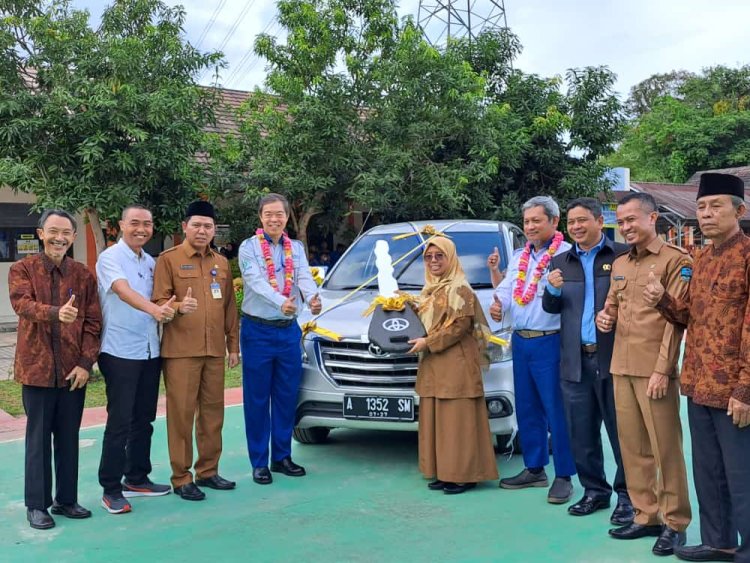 PT Asahimas Chemical memberikan 1 kendaraan Inova ke SMK Negeri 1 Anyar