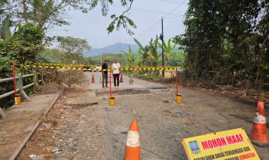 Jembatan Alternatif  menghubungkan Desa Tambang Ayam & Desa Sindang Karya Kec Anyar sedang diperbaiki