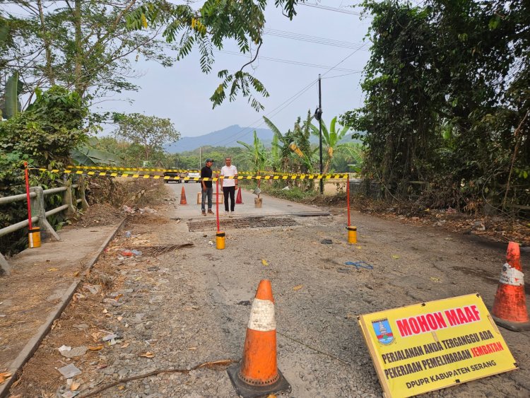 Jembatan Alternatif  menghubungkan Desa Tambang Ayam & Desa Sindang Karya Kec Anyar sedang diperbaiki
