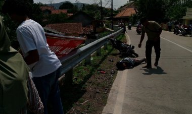 Baliho Salah Satu Calon Bupati dan Wakil Bupati menimpa Pemotor yang sedang melintas di Jalan Raya Anyar - Mancak