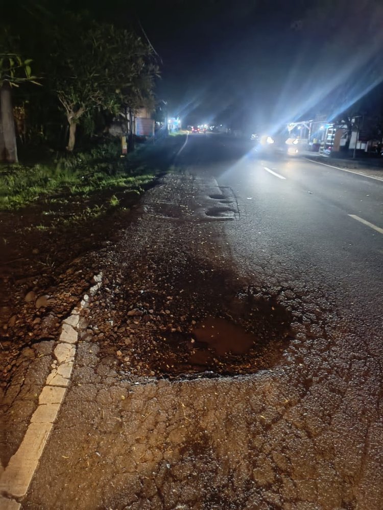 Jur Kawasan Wisata Pantai Anyer - Cinangka banyak Jalan Berlubang dan lampu PJU Padam