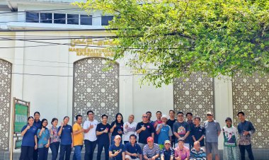 The West Cove Gelar Aksi Peduli Lingkungan: Kerja Bakti Bersihkan Masjid Baiturrahman