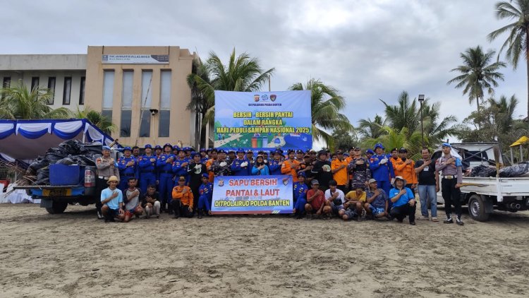 Peringati HPSN, Ditpolairud Polda Banten Sapu Bersih Sampah Sepanjang Pantai Wisata Anyer
