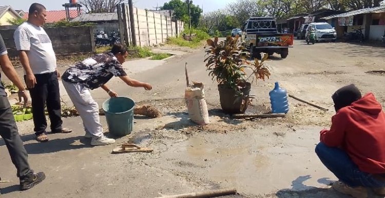 Warga Gunung Sugih Gotong Royong Perbaiki Jalan Rusak Secara Swadaya