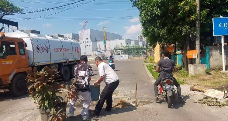 Warga Gunung Sugih Gotong Royong Perbaiki Jalan Rusak Secara Swadaya