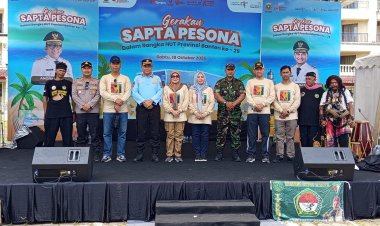 Anyer Meriahkan HUT Banten ke-25 dengan Aksi Bersih Bersih Pantai