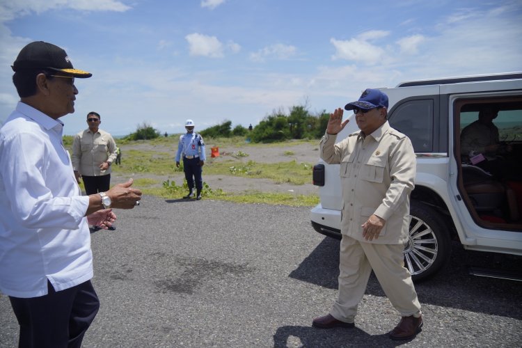 Momen Kompak Prabowo Semobil “Maung” Bersama Sri Sultan Hamengkubuwono X