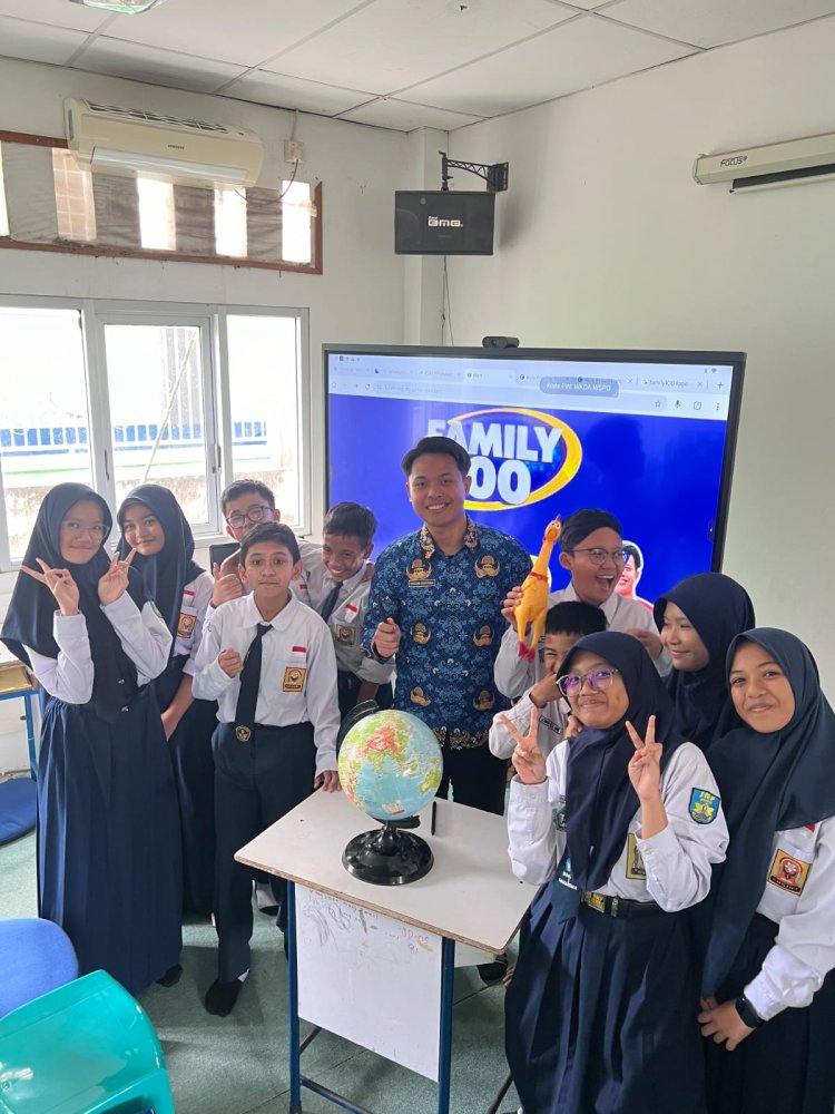 Potret Belajar Menyenangkan Siswa SMP Samarinda dengan Papan Interaktif dari Prabowo