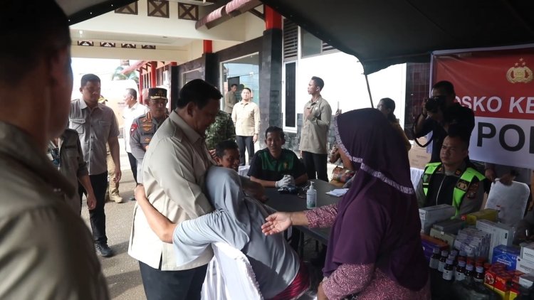 Prabowo Cek Lokasi Bencana Tapanuli, Disambut Peluk Haru Warga