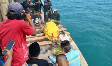 Kerbau Dilarung ke Laut, Warga Carita Panjatkan Doa bagi Delapan Korban Hilang