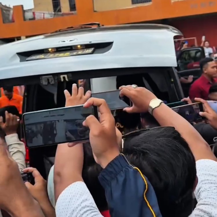 Isak Tangis Warga Carita Lepas Kepergian Surakman Menuju Peristirahatan Terakhir